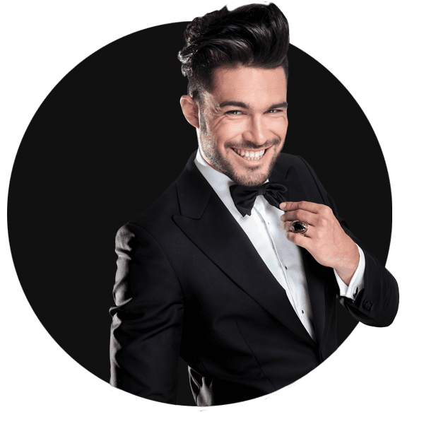 Homme souriant en costard avec un noeud papillon