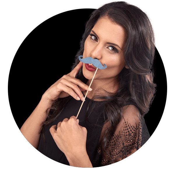 Femme avec un accessoire de photobooth
