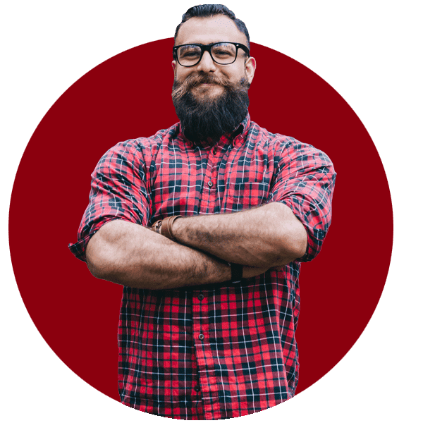 Homme barbu qui se croise les bras sur un fond rouge