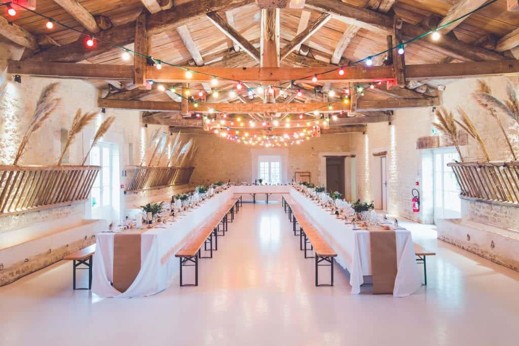Salle de mariage pour le banquet dans un style farmhouse