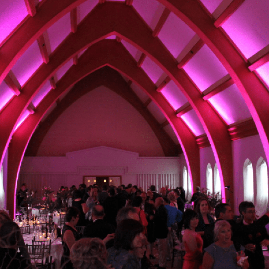 Salle, dans une ancienne église de congrès remplie de monde