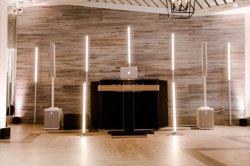 Table de Dj moderne avec un ordinateur portable et des lampes DEL