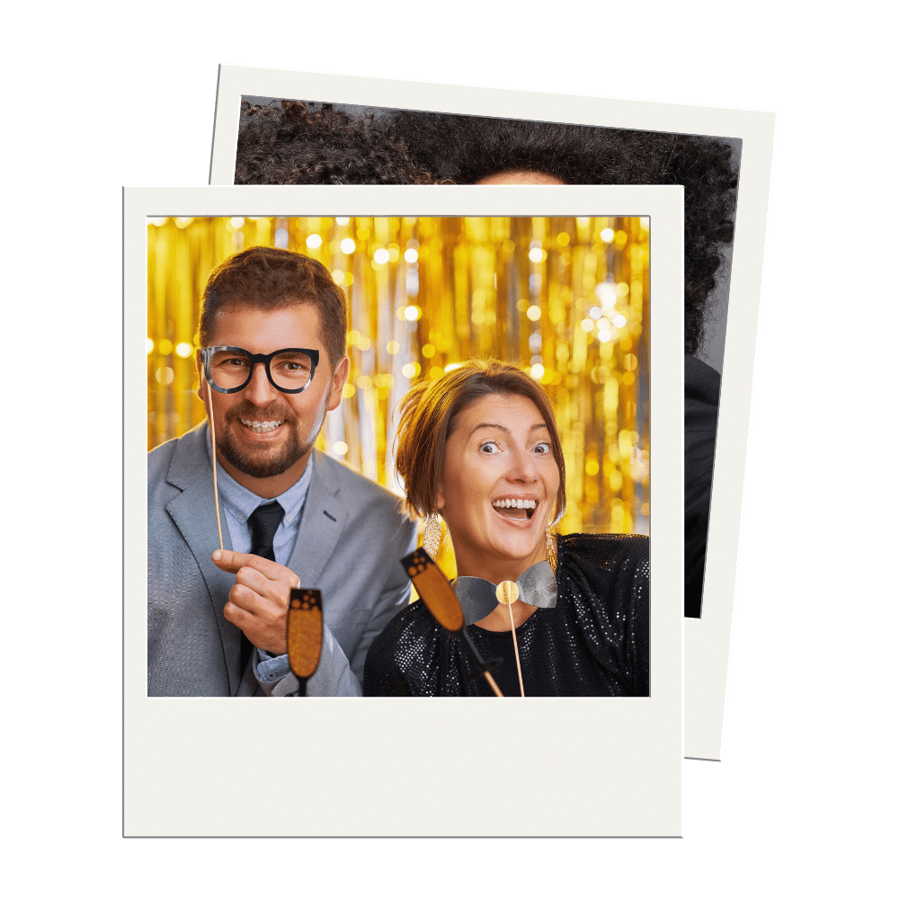 Deux personnes qui se font prendre en photo par un photobooth en location